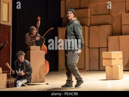 Edinburgh, Royaume-Uni. 15 août 2018. John Gay du 18e siècle, l'opéra Beggar's Opera est amené dans la journée moderne dans cette toute nouvelle production par deux chiffres commandant de la scène internationale. Robert Carsen a travaillé dans nombre des plus prestigieuses maisons d'opéra et les théâtres. La production de la musique originale de la direction est par William Christie, un pionnier de la musique ancienne et fondateur de virtuosité ensemble baroque Les Arts Florissants. Credit : Riche de Dyson/Alamy Live News Banque D'Images