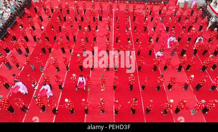 Luoyan, Luoyan, Chine. Août 16, 2018. Luoyang, CHINE-vieux couples assister à une cérémonie organisée pour marquer le cinquième anniversaire de leur mariage comme étant l'approche de la Journée de la Saint-Valentin chinoise de Luoyang, province du Henan en Chine centrale. Crédit : SIPA Asie/ZUMA/Alamy Fil Live News Banque D'Images