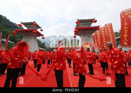 Luoyan, Luoyan, Chine. Août 16, 2018. Luoyang, CHINE-vieux couples assister à une cérémonie organisée pour marquer le cinquième anniversaire de leur mariage comme étant l'approche de la Journée de la Saint-Valentin chinoise de Luoyang, province du Henan en Chine centrale. Crédit : SIPA Asie/ZUMA/Alamy Fil Live News Banque D'Images