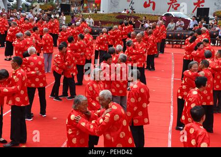 Luoyan, Luoyan, Chine. Août 16, 2018. Luoyang, CHINE-vieux couples assister à une cérémonie organisée pour marquer le cinquième anniversaire de leur mariage comme étant l'approche de la Journée de la Saint-Valentin chinoise de Luoyang, province du Henan en Chine centrale. Crédit : SIPA Asie/ZUMA/Alamy Fil Live News Banque D'Images