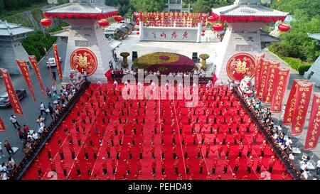 Luoyan, Luoyan, Chine. Août 16, 2018. Luoyang, CHINE-vieux couples assister à une cérémonie organisée pour marquer le cinquième anniversaire de leur mariage comme étant l'approche de la Journée de la Saint-Valentin chinoise de Luoyang, province du Henan en Chine centrale. Crédit : SIPA Asie/ZUMA/Alamy Fil Live News Banque D'Images