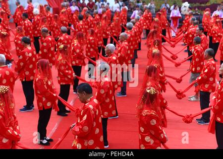 Luoyan, Luoyan, Chine. Août 16, 2018. Luoyang, CHINE-vieux couples assister à une cérémonie organisée pour marquer le cinquième anniversaire de leur mariage comme étant l'approche de la Journée de la Saint-Valentin chinoise de Luoyang, province du Henan en Chine centrale. Crédit : SIPA Asie/ZUMA/Alamy Fil Live News Banque D'Images