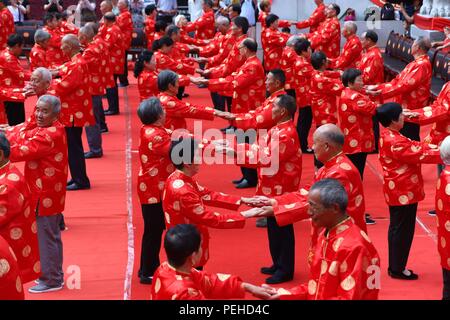 Luoyan, Luoyan, Chine. Août 16, 2018. Luoyang, CHINE-vieux couples assister à une cérémonie organisée pour marquer le cinquième anniversaire de leur mariage comme étant l'approche de la Journée de la Saint-Valentin chinoise de Luoyang, province du Henan en Chine centrale. Crédit : SIPA Asie/ZUMA/Alamy Fil Live News Banque D'Images