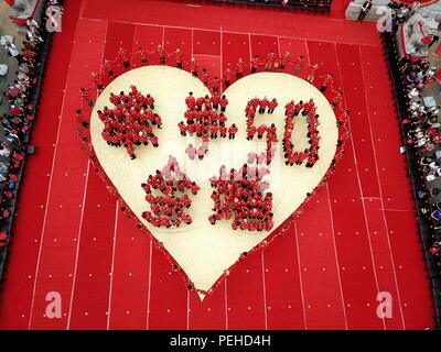 Luoyan, Luoyan, Chine. Août 16, 2018. Luoyang, CHINE-vieux couples assister à une cérémonie organisée pour marquer le cinquième anniversaire de leur mariage comme étant l'approche de la Journée de la Saint-Valentin chinoise de Luoyang, province du Henan en Chine centrale. Crédit : SIPA Asie/ZUMA/Alamy Fil Live News Banque D'Images
