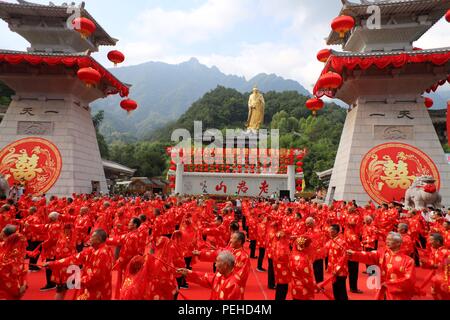 Luoyan, Luoyan, Chine. Août 16, 2018. Luoyang, CHINE-vieux couples assister à une cérémonie organisée pour marquer le cinquième anniversaire de leur mariage comme étant l'approche de la Journée de la Saint-Valentin chinoise de Luoyang, province du Henan en Chine centrale. Crédit : SIPA Asie/ZUMA/Alamy Fil Live News Banque D'Images