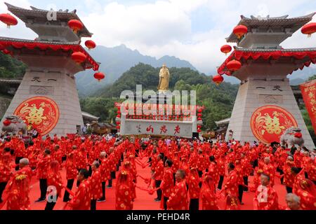 Luoyan, Luoyan, Chine. Août 16, 2018. Luoyang, CHINE-vieux couples assister à une cérémonie organisée pour marquer le cinquième anniversaire de leur mariage comme étant l'approche de la Journée de la Saint-Valentin chinoise de Luoyang, province du Henan en Chine centrale. Crédit : SIPA Asie/ZUMA/Alamy Fil Live News Banque D'Images