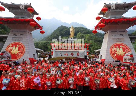 Luoyan, Luoyan, Chine. Août 16, 2018. Luoyang, CHINE-vieux couples assister à une cérémonie organisée pour marquer le cinquième anniversaire de leur mariage comme étant l'approche de la Journée de la Saint-Valentin chinoise de Luoyang, province du Henan en Chine centrale. Crédit : SIPA Asie/ZUMA/Alamy Fil Live News Banque D'Images