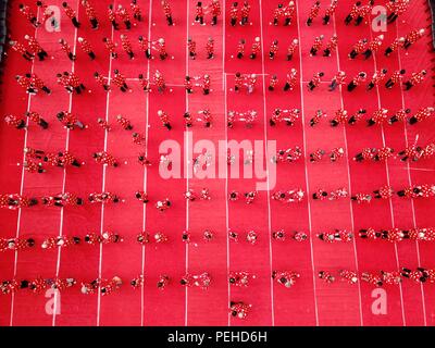 Luoyan, Luoyan, Chine. Août 16, 2018. Luoyang, CHINE-vieux couples assister à une cérémonie organisée pour marquer le cinquième anniversaire de leur mariage comme étant l'approche de la Journée de la Saint-Valentin chinoise de Luoyang, province du Henan en Chine centrale. Crédit : SIPA Asie/ZUMA/Alamy Fil Live News Banque D'Images