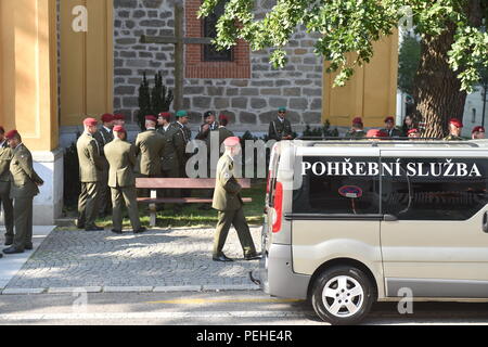 Soldats attendre en face de l'église Saint-Jean-Népomucène Hluboka nad Vltavou avant le début de l'enterrement de Kamil Benes, l'un des trois soldats tchèques qui sont morts dans un attentat-suicide en Afghanistan le 5 août, aujourd'hui, le jeudi, 16 août, 2018. La cérémonie funéraire est également assisté par le chef de cabinet Ales Opata. Les trois soldats tués sera enterré avec les honneurs militaires, Requiem et vols d'aéronefs. Les trois hommes ont servi au bataillon mécanisé dans la région de Tabor, La Bohême du sud. Les soldats sont morts alors qu'ils patrouillaient dans les environs de la base militaire de Bagram, dans la province de Parwan Banque D'Images