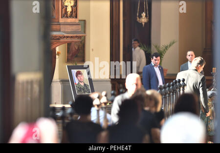 Les funérailles de Kamil Benes, l'un des trois soldats tchèques qui sont morts dans un attentat-suicide en Afghanistan le 5 août, a eu lieu à l'église Saint-Jean-Népomucène, Hluboka nad Vltavou, aujourd'hui, le jeudi 16 août, 2018. La cérémonie funéraire est également assisté par le chef de cabinet Ales Opata. Les trois soldats tués sera enterré avec les honneurs militaires, Requiem et vols d'aéronefs. Les trois hommes ont servi au bataillon mécanisé dans la région de Tabor, La Bohême du sud. Les soldats sont morts alors qu'ils patrouillaient dans les environs de la base militaire de Bagram, dans la province de Parwan. La semaine dernière, le ministre de la Défense, Lubomir Banque D'Images