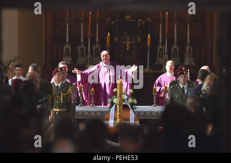 Mgr Pavel Posad est titulaire d'une masse à l'enterrement de Kamil Benes, l'un des trois soldats tchèques qui sont morts dans un attentat-suicide en Afghanistan le 5 août, a eu lieu à l'église Saint-Jean-Népomucène, Hluboka nad Vltavou, aujourd'hui, le jeudi 16 août, 2018. La cérémonie funéraire est également assisté par le chef de cabinet Ales Opata. Les trois soldats tués sera enterré avec les honneurs militaires, Requiem et vols d'aéronefs. Les trois hommes ont servi au bataillon mécanisé dans la région de Tabor, La Bohême du sud. Les soldats sont morts alors qu'ils patrouillaient dans les environs de la base militaire de Bagram, dans la province de Parwan. Banque D'Images