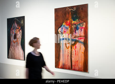 Osnabrück, Allemagne. 09Th Aug 2018. Les peintures "Maison Variation 2" (huile sur toile, 2018, L) et '7' (Variation de la Chambre huile sur toile, 2018) par l'artiste russe Yury Kharschenko pendent dans l'Felix-Nussbaum-Haus. Credit : Friso Gentsch/dpa/Alamy Live News Banque D'Images