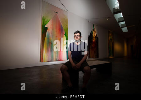 Osnabrück, Allemagne. 09Th Aug 2018. Artiste russe Yury Kharschenko se trouve en face de ses tableaux "Maison de sourire" (huile sur toile, 2016, L) et 'Dune' (huile sur toile, 2010) dans la Felix-Nussbaum-Haus. Credit : Friso Gentsch/dpa/Alamy Live News Banque D'Images