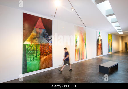 Osnabrück, Allemagne. 09Th Aug 2018. Les peintures 'Issehar" (huile sur toile, 2010, L-R), "Maison de sourire" (huile sur toile, 2016), 'un' (huile sur toile, 2010) et "House pour Paul Celan" (huile sur toile, 2016) par l'artiste russe Yury Kharschenko pendent dans l'Felix-Nussbaum-Haus. Credit : Friso Gentsch/dpa/Alamy Live News Banque D'Images