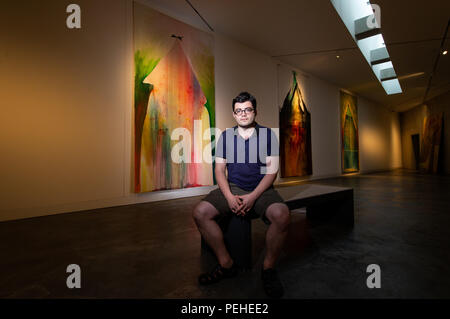 Osnabrück, Allemagne. 09Th Aug 2018. Artiste russe Yury Kharschenko se trouve en face de ses tableaux "Maison de sourire" (huile sur toile, 2016, l-r), 'Dune' (huile sur toile, 2010) et "House pour Paul Celan" (huile sur toile, 2016) à la Felix-Nussbaum-Haus. Credit : Friso Gentsch/dpa/Alamy Live News Banque D'Images