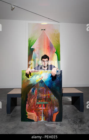 Osnabrück, Allemagne. 09Th Aug 2018. Artiste russe Yury Kharschenko se trouve dans la Felix-Nussbaum-Haus avec ses peintures "Maison de sourire" (huile sur toile, 2016, à l'arrière) et "Maison du patrimoine" (huile sur toile, 2014). Credit : Friso Gentsch/dpa/Alamy Live News Banque D'Images