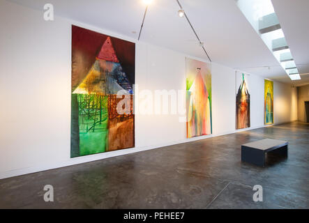 Osnabrück, Allemagne. 09Th Aug 2018. Les peintures 'Issehar" (huile sur toile, 2010, L-R), "Maison de sourire" (huile sur toile, 2016), 'un' (huile sur toile, 2010) et "House pour Paul Celan" (huile sur toile, 2016) par l'artiste russe Yury Kharschenko pendent dans l'Felix-Nussbaum-Haus. Credit : Friso Gentsch/dpa/Alamy Live News Banque D'Images