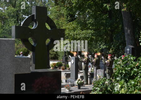 Les funérailles de Kamil Benes, l'un des trois soldats tchèques qui sont morts dans un attentat-suicide en Afghanistan le 5 août, a eu lieu à l'église Saint-Jean-Népomucène, Hluboka nad Vltavou, aujourd'hui, le jeudi 16 août, 2018. La cérémonie funéraire est également assisté par le chef de cabinet Ales Opata. Les trois soldats tués sera enterré avec les honneurs militaires, Requiem et vols d'aéronefs. Les trois hommes ont servi au bataillon mécanisé dans la région de Tabor, La Bohême du sud. Les soldats sont morts alors qu'ils patrouillaient dans les environs de la base militaire de Bagram, dans la province de Parwan. La semaine dernière, le ministre de la Défense, Lubomir Banque D'Images