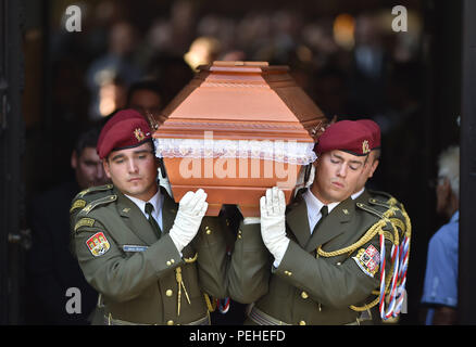 Les funérailles de Kamil Benes, l'un des trois soldats tchèques qui sont morts dans un attentat-suicide en Afghanistan le 5 août, a eu lieu à l'église Saint-Jean-Népomucène, Hluboka nad Vltavou, aujourd'hui, le jeudi 16 août, 2018. La cérémonie funéraire est également assisté par le chef de cabinet Ales Opata. Les trois soldats tués sera enterré avec les honneurs militaires, Requiem et vols d'aéronefs. Les trois hommes ont servi au bataillon mécanisé dans la région de Tabor, La Bohême du sud. Les soldats sont morts alors qu'ils patrouillaient dans les environs de la base militaire de Bagram, dans la province de Parwan. La semaine dernière, le ministre de la Défense, Lubomir Banque D'Images