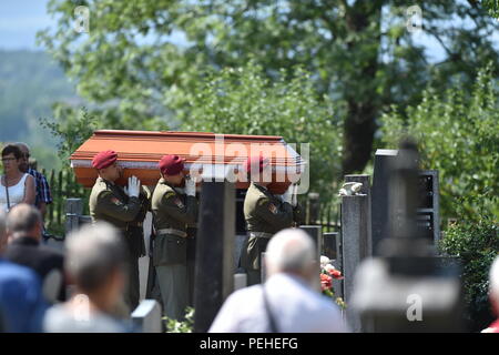 Les funérailles de Kamil Benes, l'un des trois soldats tchèques qui sont morts dans un attentat-suicide en Afghanistan le 5 août, a eu lieu à l'église Saint-Jean-Népomucène, Hluboka nad Vltavou, aujourd'hui, le jeudi 16 août, 2018. La cérémonie funéraire est également assisté par le chef de cabinet Ales Opata. Les trois soldats tués sera enterré avec les honneurs militaires, Requiem et vols d'aéronefs. Les trois hommes ont servi au bataillon mécanisé dans la région de Tabor, La Bohême du sud. Les soldats sont morts alors qu'ils patrouillaient dans les environs de la base militaire de Bagram, dans la province de Parwan. La semaine dernière, le ministre de la Défense, Lubomir Banque D'Images