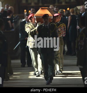 Les funérailles de Kamil Benes, l'un des trois soldats tchèques qui sont morts dans un attentat-suicide en Afghanistan le 5 août, a eu lieu à l'église Saint-Jean-Népomucène, Hluboka nad Vltavou, aujourd'hui, le jeudi 16 août, 2018. La cérémonie funéraire est également assisté par le chef de cabinet Ales Opata. Les trois soldats tués sera enterré avec les honneurs militaires, Requiem et vols d'aéronefs. Les trois hommes ont servi au bataillon mécanisé dans la région de Tabor, La Bohême du sud. Les soldats sont morts alors qu'ils patrouillaient dans les environs de la base militaire de Bagram, dans la province de Parwan. La semaine dernière, le ministre de la Défense, Lubomir Banque D'Images