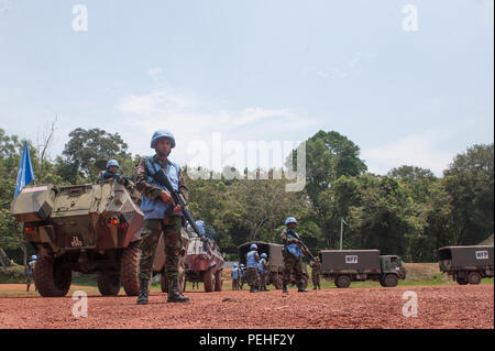 Les soldats de l'armée cambodgienne Royal préparer pour escorter les camions de nourriture au cours de la formation d'escorte de convoi dans le cadre de l'exercice Aman Keris, 20 août 2015, à Port Dickson, Malaisie. Le peloton a été chargé d'assurer la sécurité des camions à leur distribué de la nourriture pour se moquer de villages. Keris Aman est une activité de formation co-organisée par le Forces armées malaisiennes et américaines du Pacifique avec des représentants de 29 nations participantes. (U.S. Photo de l'Armée de l'air par le sergent. Christopher Hubenthal) Banque D'Images