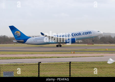 Thomas Cook Airbus A330 dans le vieux livery décollant de l'aéroport de Manchester Banque D'Images