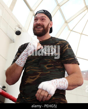 Tyson Fury au cours de l'exercice dans le centre commercial Castle Court, à Belfast. Banque D'Images