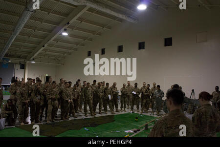 De parachutistes de l'armée américaine la 173e Brigade aéroportée de l'armée italienne et le 186ème régiment de parachutistes Folgore effectuer une répétition de concept percer le 21 août 2015 à la base aérienne d'Aviano, en Italie, en vue d'un saut combiné en Bulgarie pour l'exercice Réponse rapide 15. Réponse rapide est un vaste ensemble, l'exercice en commun par les 4 500 militaires de 12 pays de l'OTAN, avec les opérations aéroportées répartis dans trois pays. (U.S. Photo de l'armée par le sergent. Vaughn opale) Banque D'Images