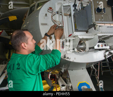 150823-N-YZ901-007 OCÉAN PACIFIQUE (Août 23, 2015) - Technicien en électronique de l'Aviation 2e classe Gilberto Gonzalez, de Nuevo Leon, Mexique, dépanne le système d'assistance à l'atterrissage dans le cône d'un E-2C Hawkeye attribué à les Golden Hawks de l'Escadron d'alerte aéroporté (VFF) 112 dans l'USS JOHN C. STENNIS (CVN 74) hangar bay. Les marins de la John C. Stennis Strike Group sont en cours de formation et d'exercice de l'unité composite Exercice d'une force opérationnelle (COMPTUEX/JTFEX), la dernière étape de la certification à déployer. (U.S. Photo par marine Spécialiste de la communication de masse 2e classe Christian B. Martinez / Re Banque D'Images