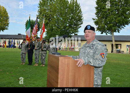 Le brig. Le général Kenneth H. Moore, Jr., adresse à l'auditoire au cours d'une cérémonie à patch Caserma Ederle, Août 21, 2015, Milano, Italie. (U.S. Photo de l'armée par Visual Spécialiste de l'information Paolo Bovo/libérés) Banque D'Images