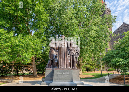 URBANA, Illinois/USA - juin 2, 2018 : l'Alma Mater statue par le sculpteur Lorado Taft sur le campus de l'Université de l'Illinois à Urbana-Champaign. Banque D'Images