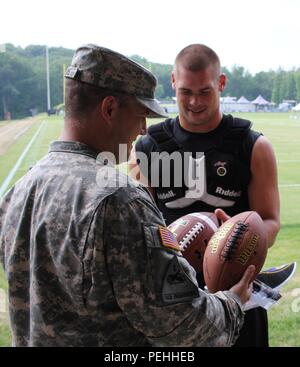 Recrutement de l'armée nous Command-Baltimore les recruteurs et futurs soldats du bataillon demander des autographes de Baltimore Ravens joueurs et entraîneurs à l'établissement de formation sous blindage à Owings Mills, Maryland, le 2 août, 2015. Banque D'Images