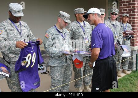 Recrutement de l'armée nous Command-Baltimore les recruteurs et futurs soldats du bataillon demander des autographes de Baltimore Ravens joueurs et entraîneurs à l'établissement de formation sous blindage à Owings Mills, Maryland, le 2 août, 2015. Banque D'Images