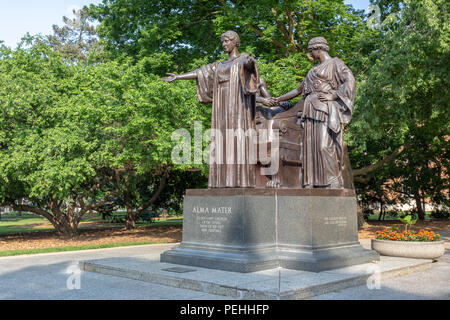 URBANA, Illinois/USA - juin 2, 2018 : l'Alma Mater statue par le sculpteur Lorado Taft sur le campus de l'Université de l'Illinois à Urbana-Champaign. Banque D'Images