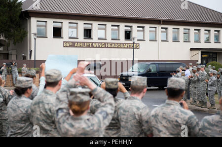 Navigant de première classe Spencer Pierre est accueilli avec un 'Bienvenue' héroïque et de l'Oregon qu'il garde nationale Aleksander Skarlatos arrivent à base aérienne de Ramstein, en Allemagne, le 24 août, 2015. Plus de 200 aviateurs et leurs familles se sont joints à la ligne de rue et à remercier Pierre et ses amis pour leur bravoure. Stone est arrivé à Ramstein en transit à Landstuhl Regional Medical Center pour assurer le traitement médical. Stone a reçu de nombreuses blessures, qui étaient toutes sans menacer la vie, tandis que maîtriser un tireur armé sur un train roulant d'Amsterdam à Paris. Pierre est un service d'ambulance technician Banque D'Images