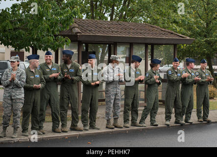 Les membres de l'Aviateur de 1re classe salue Spencer Pierre avec un 'Bienvenue' héroïque et de l'Oregon qu'il garde nationale Aleksander Skarlatos arrivent à base aérienne de Ramstein, en Allemagne, le 24 août, 2015. Plus de 200 aviateurs et leurs familles se sont joints à la ligne de rue et à remercier Pierre et ses amis pour leur bravoure. Stone est arrivé à Ramstein en transit à Landstuhl Regional Medical Center pour assurer le traitement médical. Stone a reçu de nombreuses blessures, qui étaient toutes sans menacer la vie, tandis que maîtriser un tireur armé sur un train roulant d'Amsterdam à Paris. Pierre est un service d'ambulance Banque D'Images