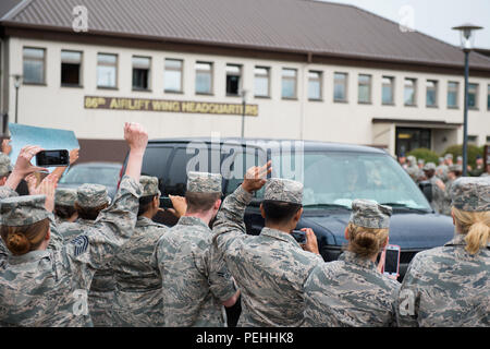 Navigant de première classe Spencer Pierre est accueilli avec un 'Bienvenue' héroïque et de l'Oregon qu'il garde nationale Aleksander Skarlatos arrivent à base aérienne de Ramstein, en Allemagne, le 24 août. 2015. Plus de 200 aviateurs et leurs familles se sont joints à la ligne de rue et à remercier Pierre et ses amis pour leur bravoure. Stone est arrivé à Ramstein en transit à Landstuhl Regional Medical Center pour assurer le traitement médical. Stone a reçu de nombreuses blessures, qui étaient toutes sans menacer la vie, tandis que maîtriser un tireur armé sur un train roulant d'Amsterdam à Paris. Pierre est un service d'ambulance technician Banque D'Images