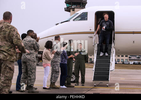 Navigant de première classe Spencer Pierre est accueilli avec un 'Bienvenue' héroïque et de l'Oregon qu'il garde nationale Aleksander Skarlatos arrivent à base aérienne de Ramstein, en Allemagne, le 24 août. 2015. Plus de 500 aviateurs et leurs familles se sont joints à la ligne de rue et à remercier Pierre et ses amis pour leur bravoure. Stone est arrivé à Ramstein en transit à Landstuhl Regional Medical Center pour assurer le traitement médical. Stone a reçu de nombreuses blessures, qui étaient toutes sans menacer la vie, tandis que maîtriser un tireur armé sur un train roulant d'Amsterdam à Paris. Pierre est un service d'ambulance technician Banque D'Images