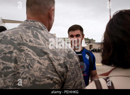 Garde Nationale de l'Oregon Aleksander Skarlatos répond à Brigue. Le général Jon T. Thomas, 86e escadre de transport aérien, comme il arrive à la base aérienne de Ramstein, en Allemagne, le 24 août. 2015. Skarlatos, ainsi que des amis d'enfance d'un membre de la 1re classe Spencer Pierre et Anthony Sadler, a récemment été honoré par le président français, François Hollande, avec la Légion d'Honneur pour maîtriser un tireur armé lorsqu'il est entré dans leur train transportant un fusil d'assaut, un revolver et un couteau polyvalent. (U.S. Air Force Photo/Le s.. Sara Keller) Banque D'Images