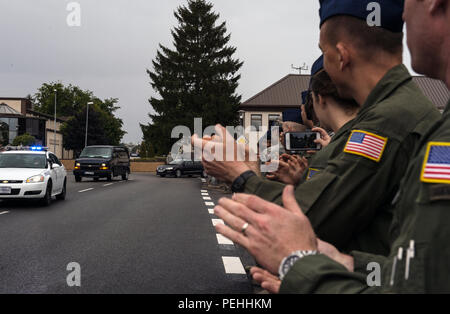 Navigant de première classe Spencer Pierre est accueilli avec un 'Bienvenue' héroïque et de l'Oregon qu'il garde nationale Aleksander Skarlatos arrivent à base aérienne de Ramstein, en Allemagne, le 24 août. 2015. Plus de 200 aviateurs et leurs familles sont venus bordent les rues de Ramstein et merci à Pierre et ses amis pour leur bravoure. Pierre, ainsi que des amis d'enfance Skarlatos et Anthony Sadler, a récemment été honoré par le président français, François Hollande, avec la Légion d'Honneur pour maîtriser un tireur armé lorsqu'il est entré dans leur train transportant un fusil d'assaut, un revolver et un couteau polyvalent. Pierre est une ambulance Banque D'Images