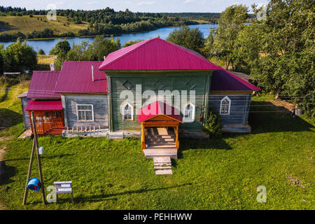 Vue d'ensemble de construction en bois typique de Ladva Veps village, la frontière de Léningrad et la Carélie, Russie. Banque D'Images