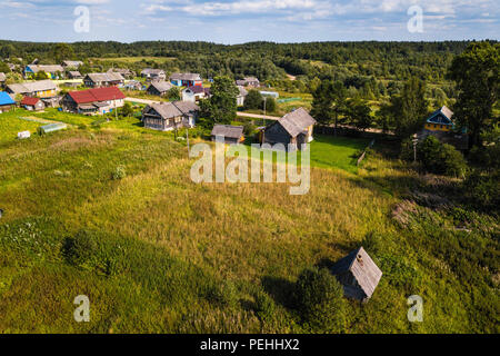 Vue à vol d'oiseau de Ladva village, champs verts et Vepsian forêt, la frontière de Léningrad et la Carélie, Russie. Banque D'Images