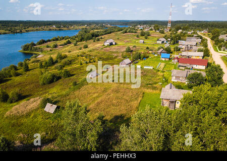 Vue aérienne du village et de la rivière Ladva Oyat, champs verts et Vepsian forêt, la frontière de Léningrad et la Carélie, Russie. Banque D'Images