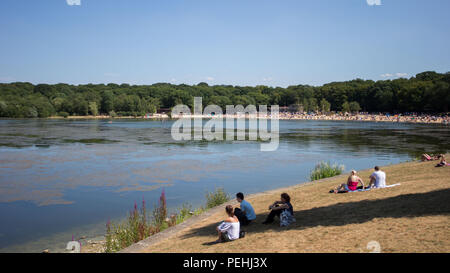 Les amateurs de soleil et les familles profitent du beau temps à Ruislip Lido à Hillingdon. Avec : Atmosphère, voir Où : London, England, United Kingdom Quand : le 15 Juil 2018 Credit : Wheatley/WENN Banque D'Images