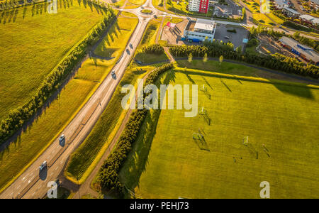 Route et terrain de football, Kopavogur, banlieue de Reykajvik, Islande Banque D'Images