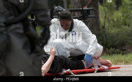 92e bataillon de soldats chimique Le s.. Dustin Westfall, un natif de Houston, et Orlando-indigènes de la CPS. Donnetra Wilson, aider les victimes au cours d'un notionnel de décontamination de pertes massives d'entraînement de la situation ici au Camp Blanding, en Floride, les soldats ont été deux de plus de 600 pièces 20ème Brigade ingénieur à Fort Bragg, N.C. pendant une urgence exercice de préparation au déploiement. L'exercice à l'épreuve la capacité de déploiement rapide de l'unité, qui devrait se déployer dans les 24 heures de la réception des commandes. Banque D'Images