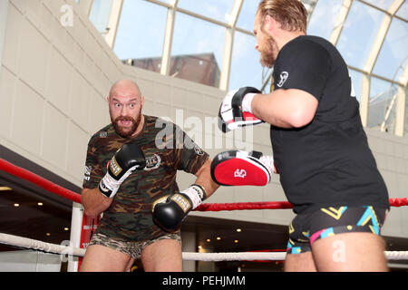 Tyson Fury au cours de l'exercice dans le centre commercial Castle Court, à Belfast. Banque D'Images