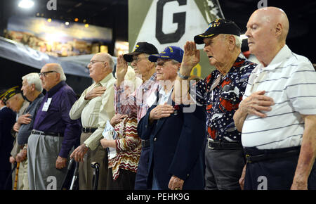 Un groupe d'anciens combattants, qui servaient de B-17 de l'équipage pendant la Seconde Guerre mondiale, rendre honneurs au cours de l'interprétation de l'hymne national le 21 août lors d'une réception au Musée de l'Aviation à Warner Robins, Ga, la réception à l'honneur des anciens combattants qui ont servi à bord de B-17 et a célébré l'arrivée d'un B-17 Flying Fortress qui seront exposées au musée. Les moteurs, les ailes et la queue de l'avion - qui est arrivée un jour plus tôt - étaient sur l'affichage pendant la réception. Lors de l'événement, plusieurs B-17 de l'équipage ont partagé leurs souvenirs de l'avion avec près de 200 participants. (U.S. Air Force phot Banque D'Images