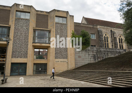 Extérieur de la loi dans les tribunaux de la ville de Winchester, dans le Hampshire, au Royaume-Uni Banque D'Images